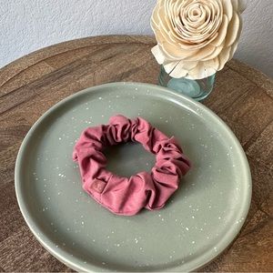 🆓 FWB NWOT Lululemon Uplifting Scrunchie Pink
